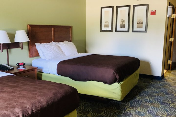 2 Queen Beds Accessible (66 of 70)