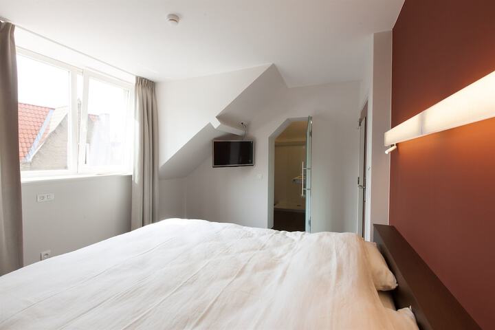 Room 2 of 62