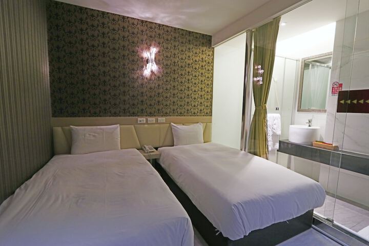 Room 25 of 99