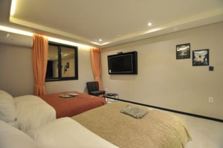 Room 27 of 76