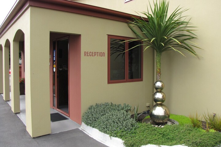 Hotel Exterior 37 of 43
