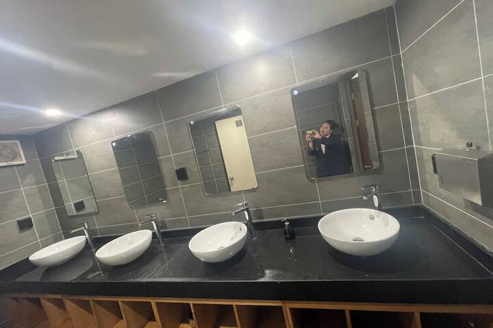 Room 82 of 122