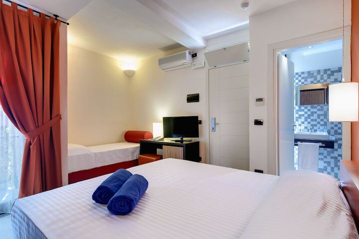 Room 2 of 76
