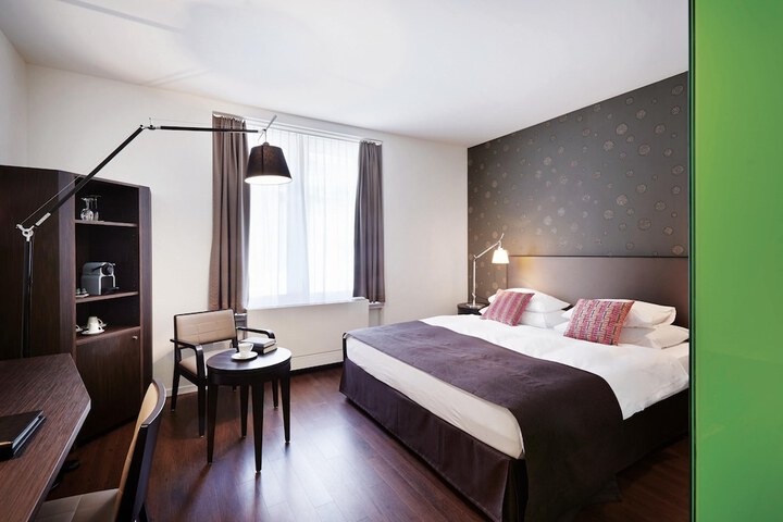 Room 42 of 77