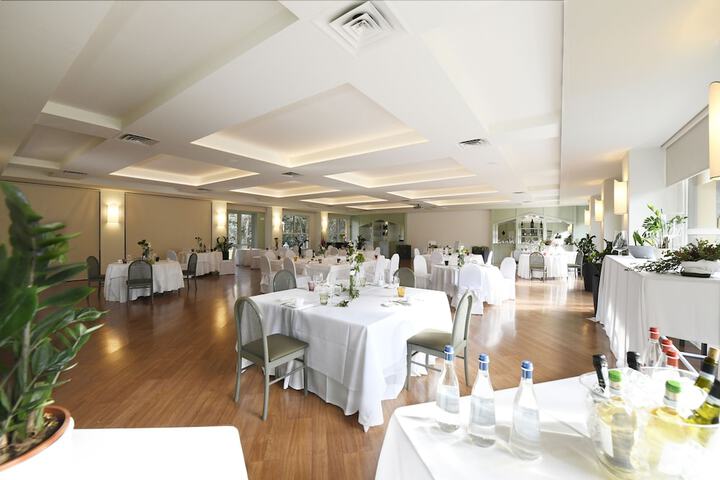 Ballroom/Hall 19 of 23