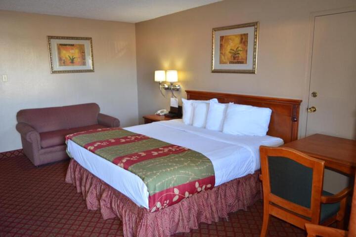 1 King Bed (6 of 8)