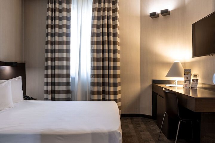 Room 12 of 32