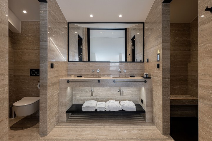 Room 33 of 62