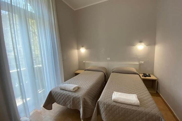 Room 4 of 12