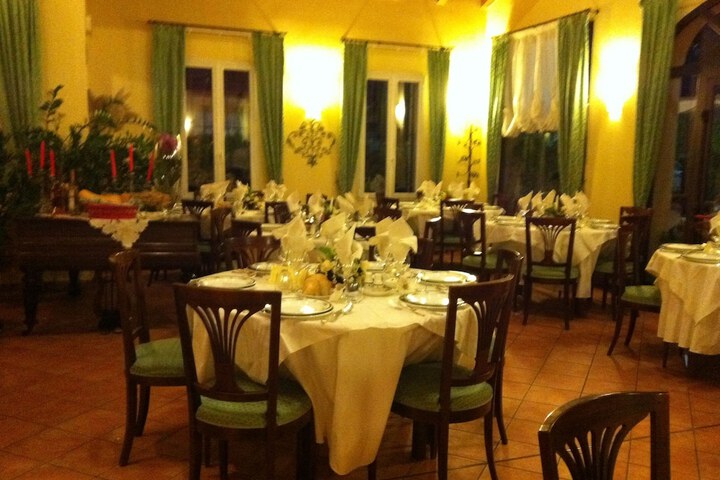 Ballroom/Hall 22 of 33