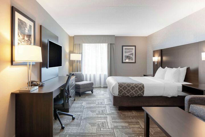 1 Queen Bed (4 of 20)