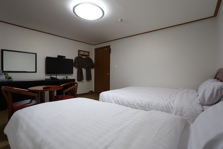 Room 17 of 28