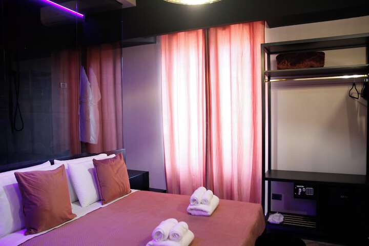 Room 52 of 183