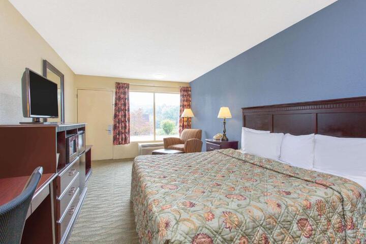 1 King Bed (6 of 7)