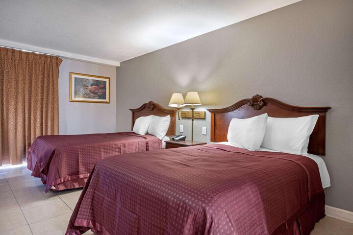 2 Double Beds (6 of 9)