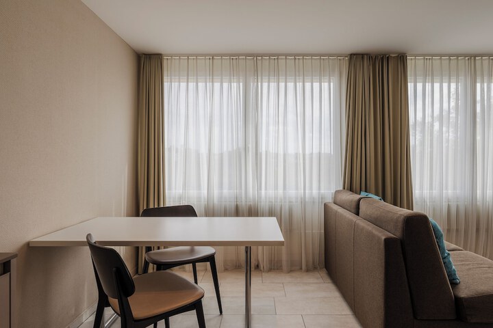 Room 11 of 18