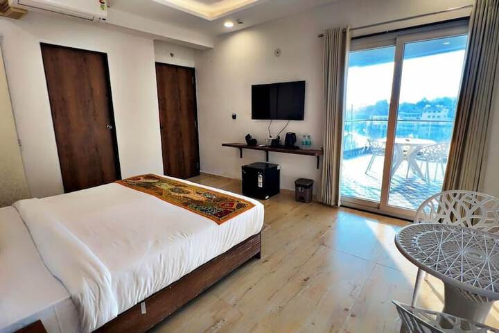 Room 2 of 18