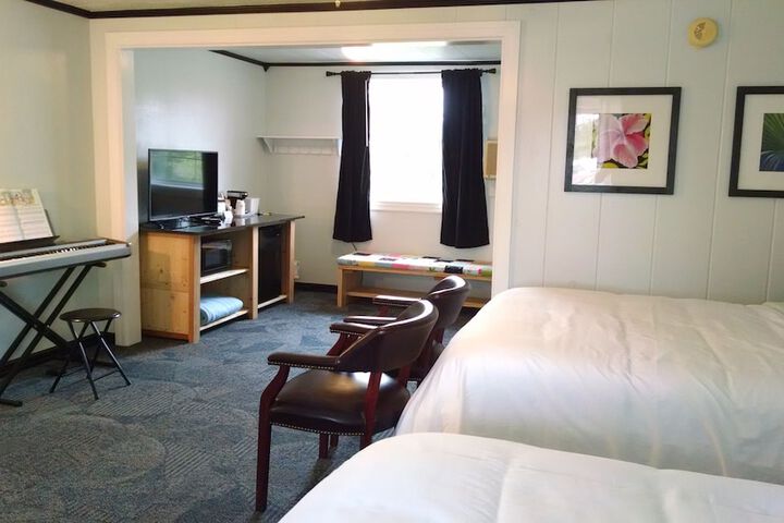 1 Queen Bed (2 of 8)