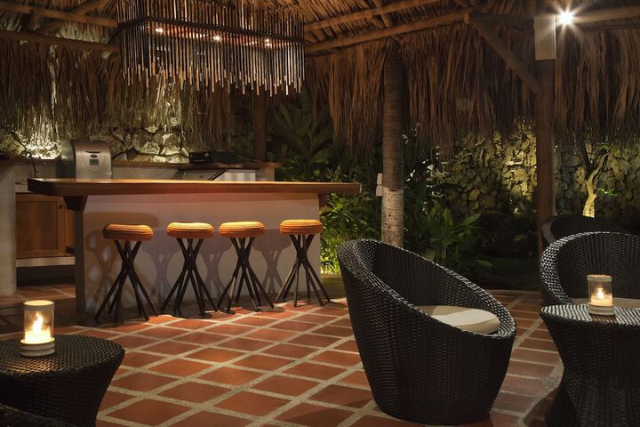 Lounge 16 of 22