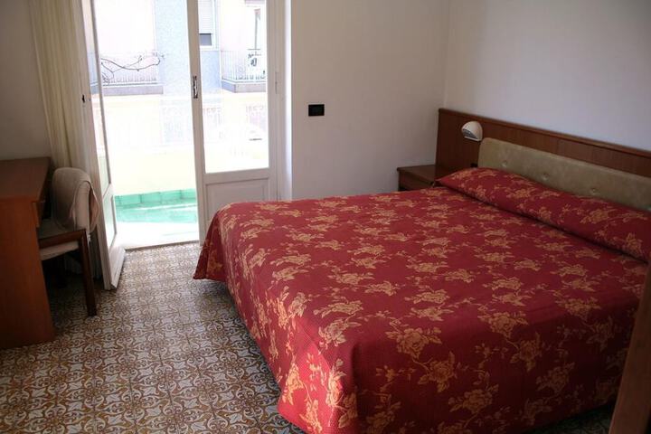 Room 10 of 37