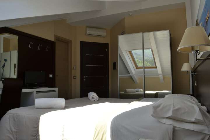 Room 8 of 162