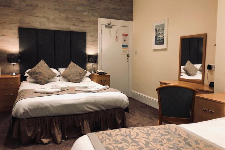 Room 9 of 42