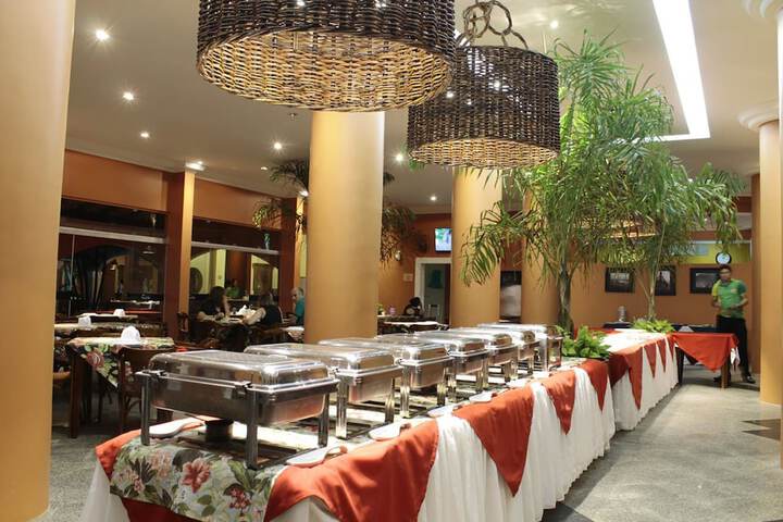 Dining 21 of 32