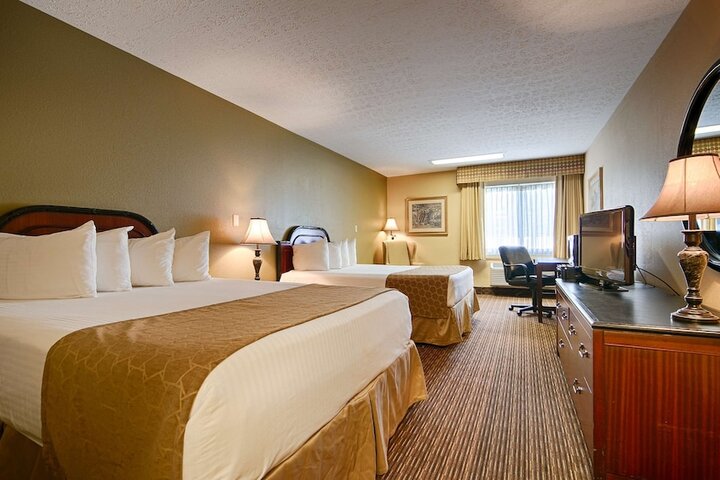 2 Queen Beds High Speed Internet Accessible Coffee Maker, Hairdryer Iron and Ironing Board Full Breakfast (4 of 6)