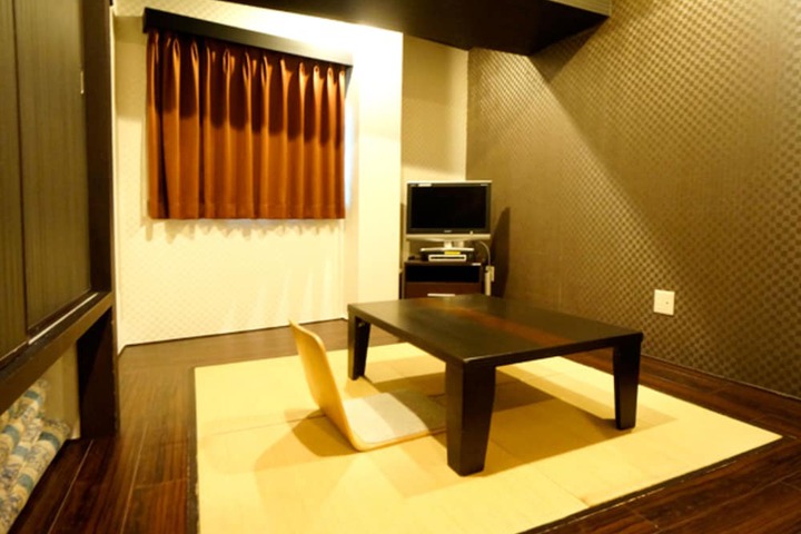 Room 6 of 16