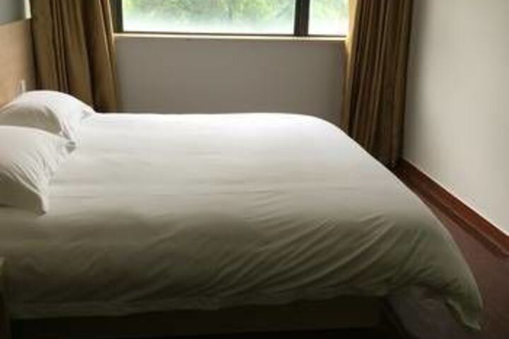 Room 7 of 9