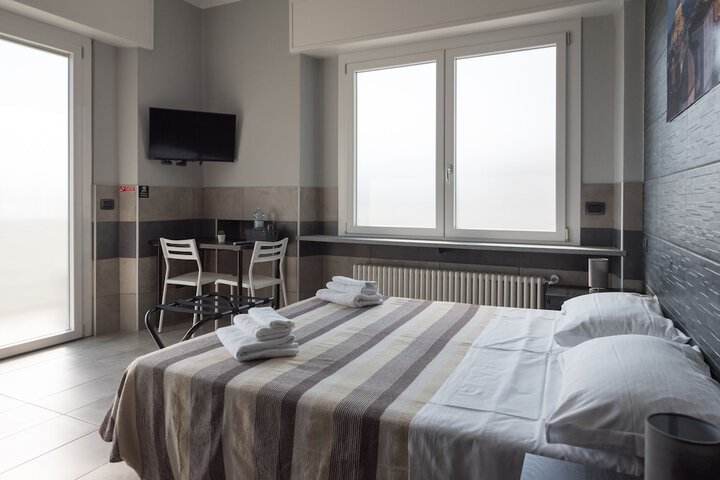 Room 28 of 102