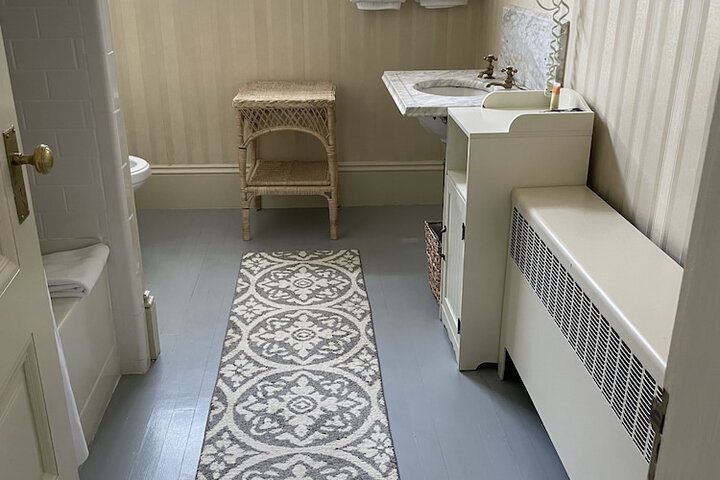 Room 72 of 100