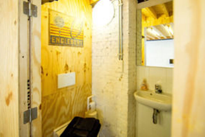 Room 6 of 89