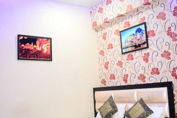 Room 12 of 16