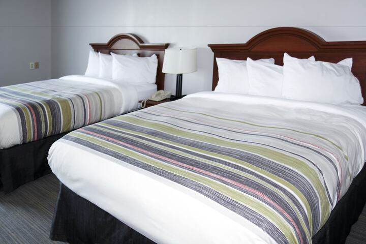 2 Queen Beds (2 of 4)
