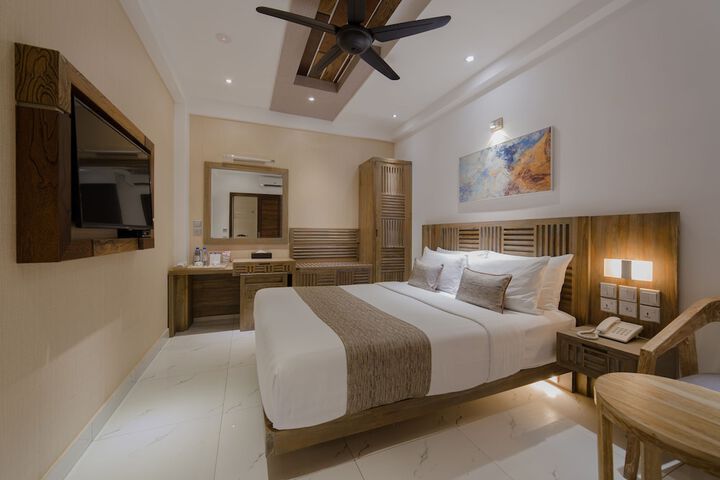 Room 5 of 118