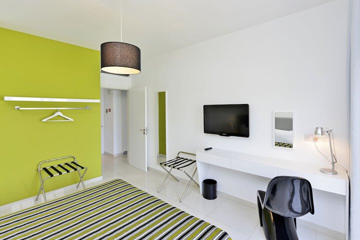 Room 5 of 32