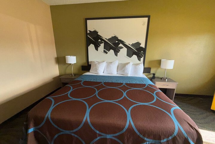 1 King Bed (4 of 11)