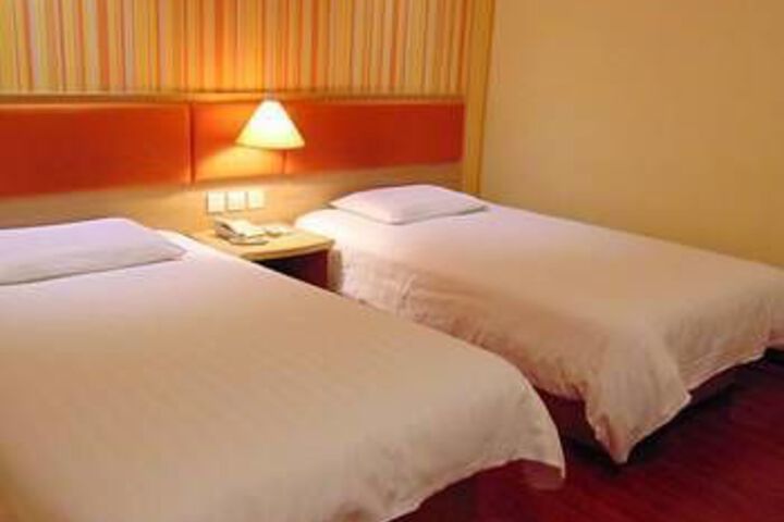 Room 8 of 18