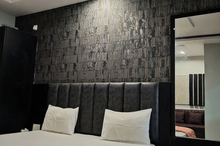 Room 10 of 17