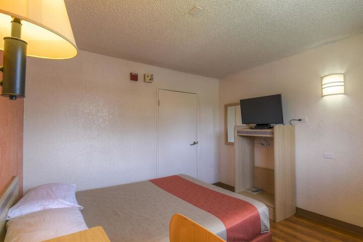 Room 4 of 24