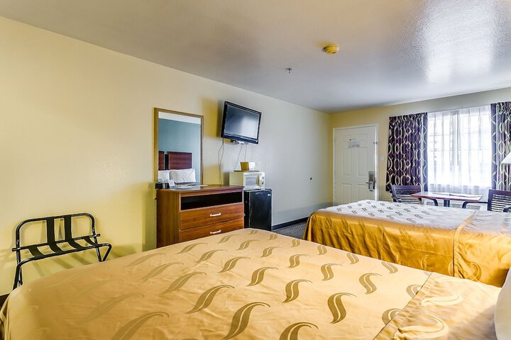 1 Queen Bed (5 of 5)