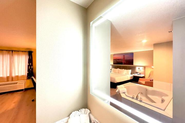 1 King Bed (3 of 18)