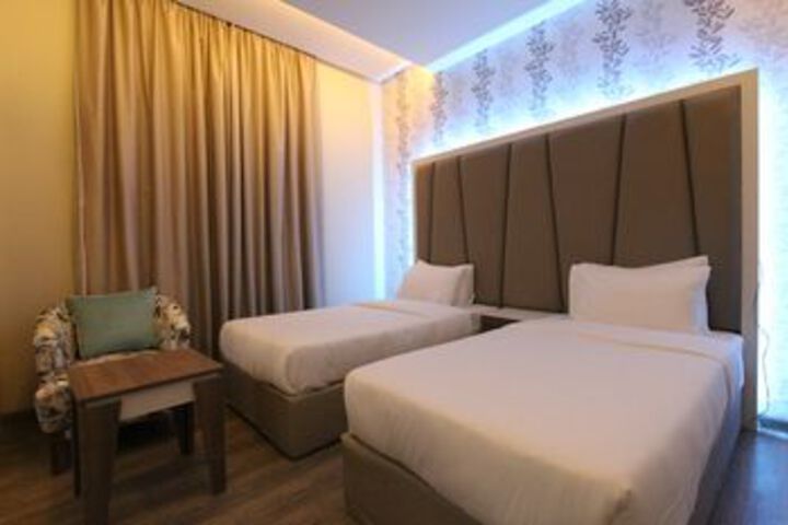 Room 10 of 28