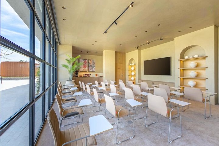 Business Center 220 of 241