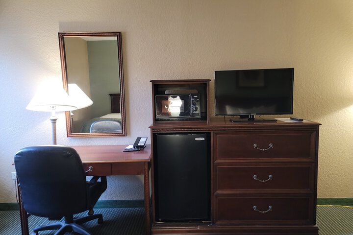 Double Accessible Queen Size Bed (4 of 19)
