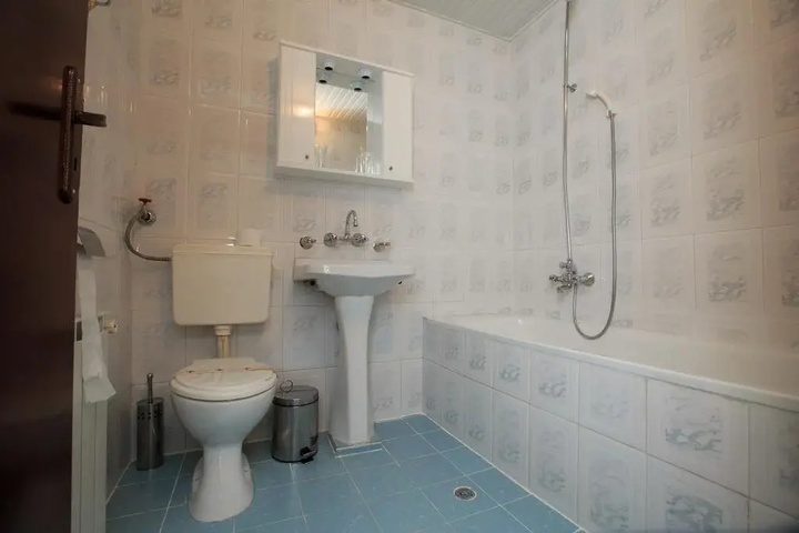 Room 7 of 17