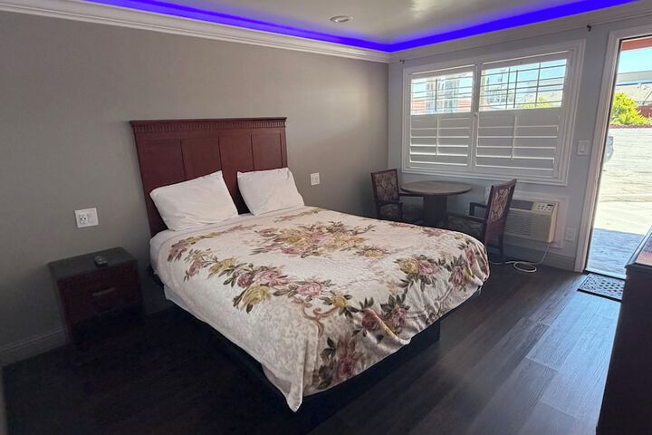 Room 6 of 17