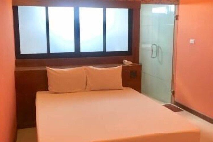 Room 9 of 19