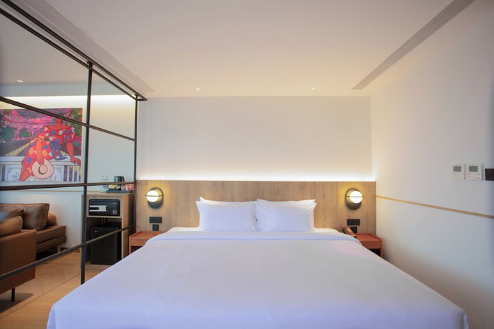 Room 33 of 180